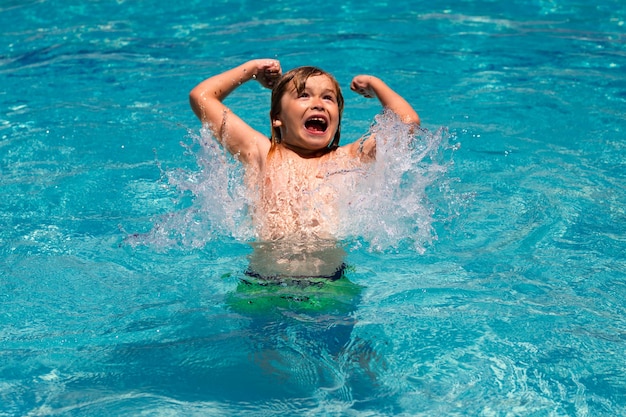 Возбужденный изумленный ребенок, играющий в бассейне, детские праздники и концепция каникул, летние детские развлечения