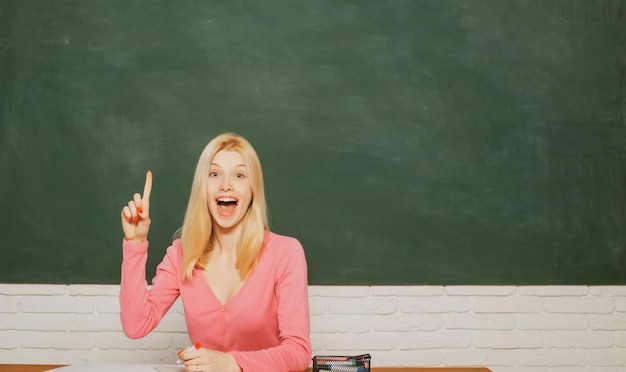 Foto eccitato insegnante stupito ritratto di giovane insegnante caucasica o studente insegnante allegro su les