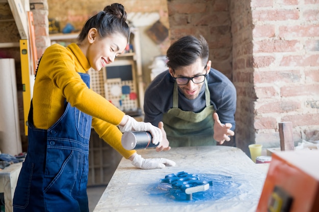 Artigiani eccitati che fanno la falegnameria creativa