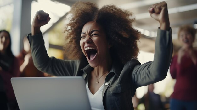 Foto donna nera eccitata che si sente vincitrice che riceve buoni risultati dei test che celebra e il concetto di successo