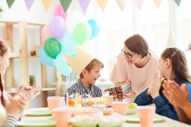 誕生日プレゼントをもらう興奮した少年