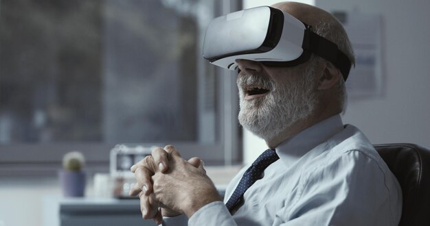 Возбужденный бизнесмен, испытывающий виртуальную реальность