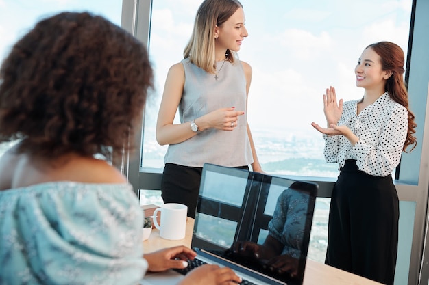 Photo excited businesswoman sharing creative idea