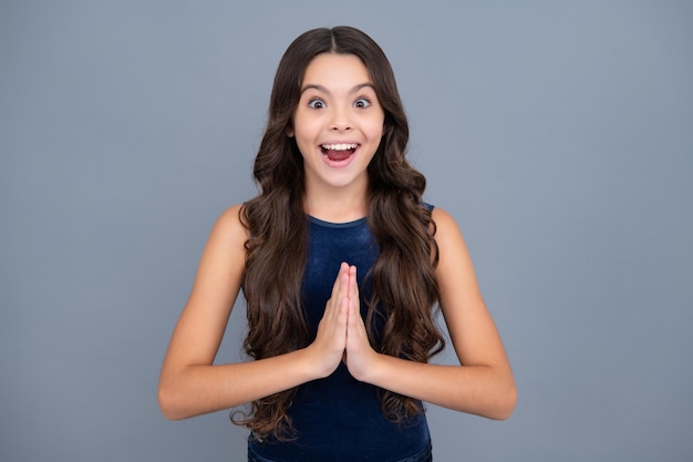 Photo excited face cheerful emotions of teenager girl beautiful teen girl student portrait of teenager school girl on isolated background clever schoolgirl nerd smart child