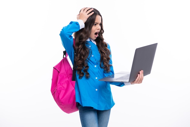 Взволнованное лицо Молодая девушка студентка учится держать компьютер Концепция электронного обучения Забавный ученик с ноутбуком