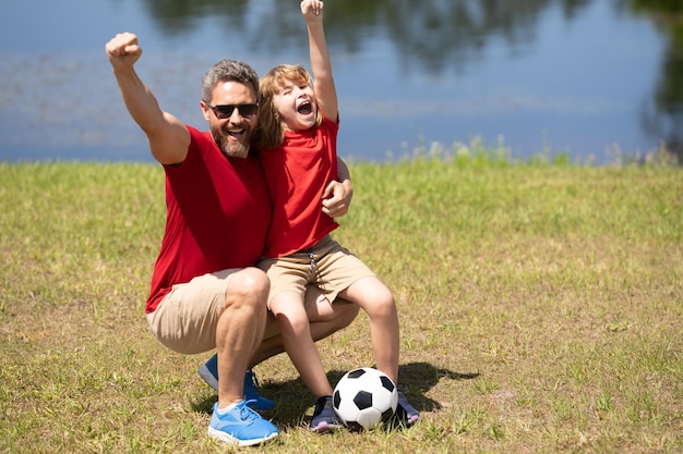 Foto emozionato padre con figlio che vince la squadra di calcio emozionato padre con figlio che gioca a calcio sul campo