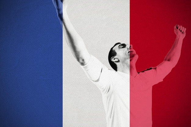 Foto appassionato di calcio eccitato che tifa contro la bandiera nazionale della francia