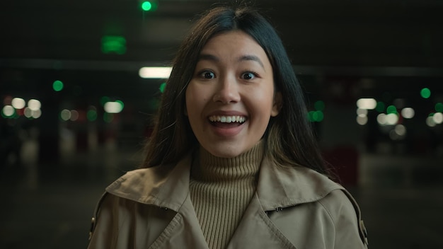 사진 흥분한 소녀, 놀란 반응, 자동차 주차장에서 아시아인, 중국인, 한국인, 일본인 여성의 놀란 얼굴