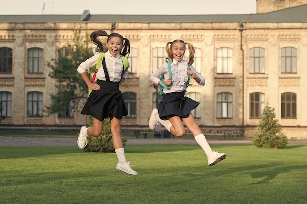 興奮した幸せな女の子の学校制服 ランニング 9月再会コンセプト