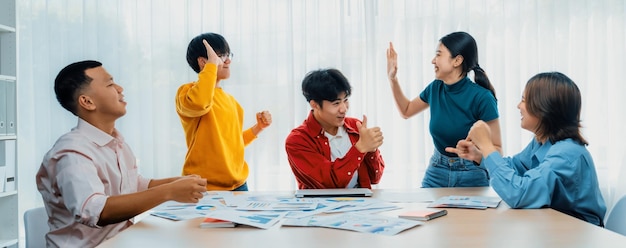 흥분하고 행복한 사무실 직원 직원은 시너지 축하