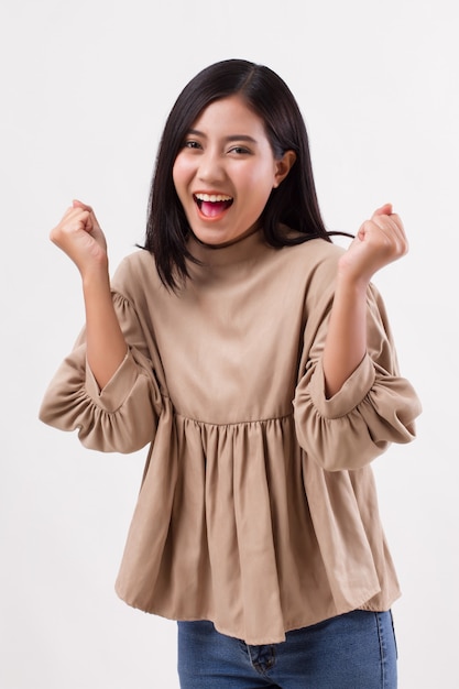 쾌활하고 성공적인 포즈를 취하는 흥분된 행복 미소 스마트 캐주얼 아시아 여자