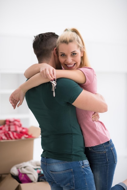 Photo excited happy young couple looking forward to moving into a new home