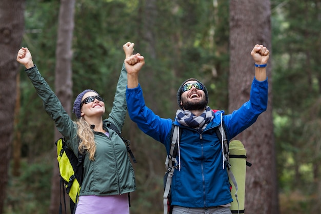 Photo excited hiker couple in forest