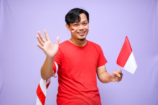 Foto l'uomo indonesiano eccitato celebra il giorno dell'indipendenza indonesiana il 17 agosto