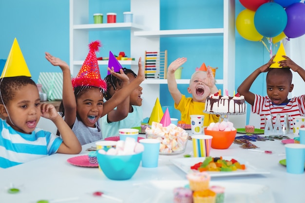 생일 파티를 즐기는 흥분된 아이들