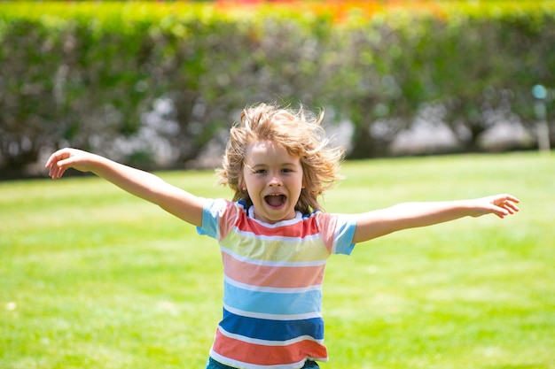 Photo excited kids happy child adorable lovely kid joyful portrait of small amazed child on green nature b