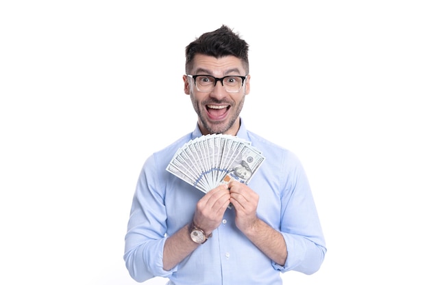 Возбужденный мужчина держит студию бумажных денег Богатый мужчина улыбается денежными банкнотами Наличные деньги для кредитования Создание и трата денег Персональные кредиты