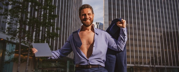 Photo excited man model in unbuttoned shirt outdoor