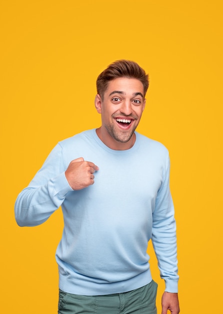 Photo excited man pointing at chest