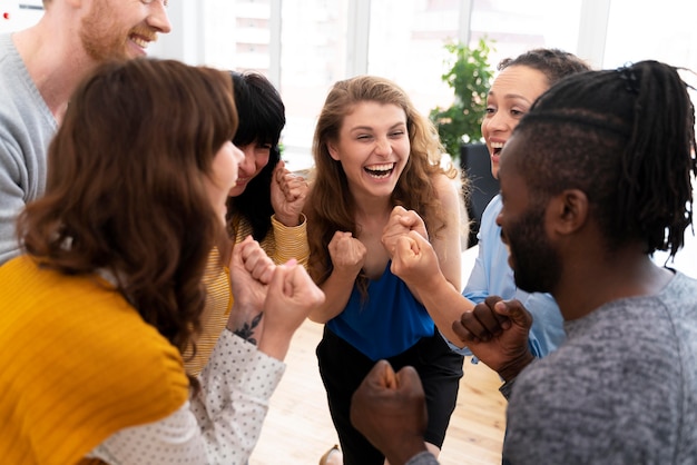 クローズアップを祝う興奮した人々