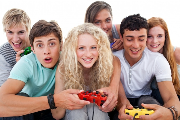 Возбужденные подростки, играющие в видеоигры в гостиной