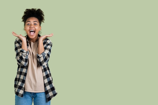 Photo excited woman posing with copy space