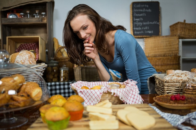 ベーカリーカウンターで甘い食べ物を購入する興奮した女性