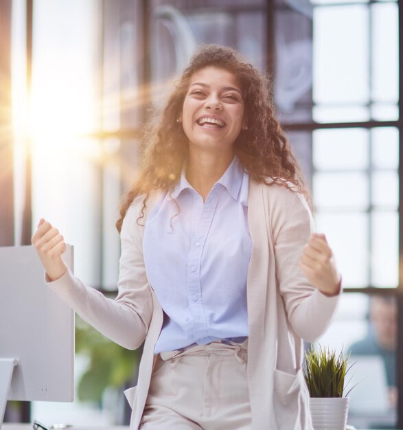 Foto ragazza eccitata che celebra il successo, il risultato degli affari, la telecamera.