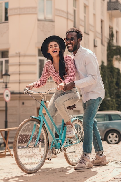 通りで自転車に乗って女性と興奮した若い男