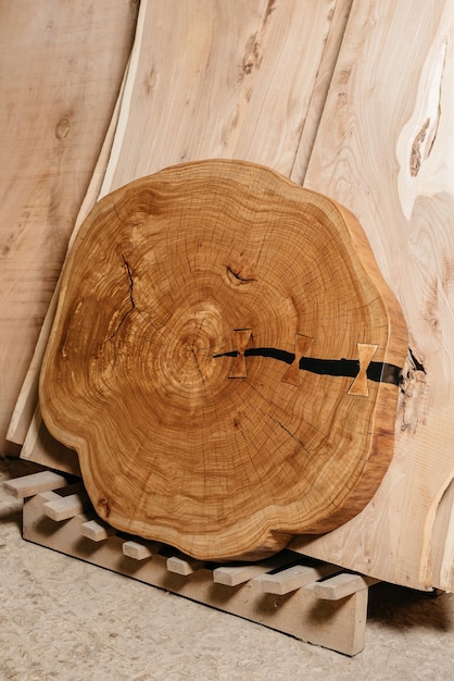 Exclusieve handgemaakte tafel van massief hout en epoxyhars op de achtergrond van houten planken