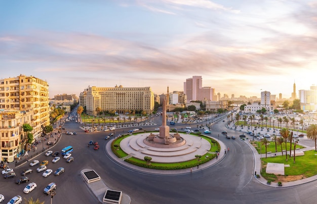 Foto panorama completo esclusivo della piazza tahrir, famoso luogo nel centro del cairo, egitto