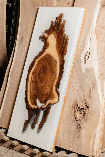 나무 판자의 배경에 단단한 나무와 에폭시 수지로 만든 독점적인 수제 테이블