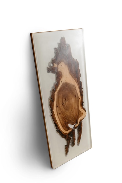 木の板の背景に無垢材とエポキシ樹脂の排他的な手作りのテーブル