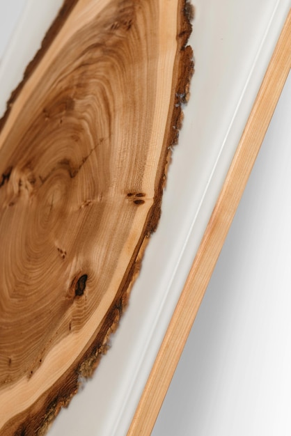 木の板の背景に無垢材とエポキシ樹脂の排他的な手作りのテーブル