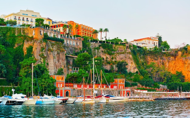 Excursie cruiseboten en schepen met toeristen in luxe Marina Grande-haven in Sorrento bij Napels aan de Tyrreense Zee, Amalfikust, Italië. Italiaans zomerparadijs. Bergen aan de kust van Amalfitana.