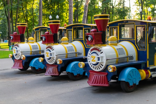 公園を散歩するエクスカーション電車。