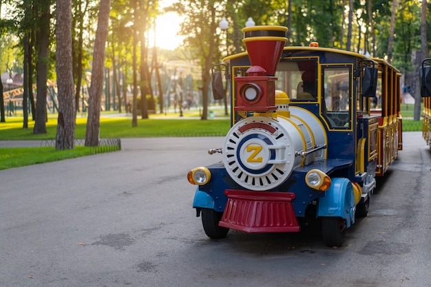 公園を散歩するエクスカーション電車。