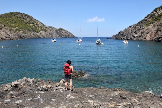 Escursione donna vicino al mare