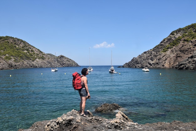 海の近くの遠足の女性