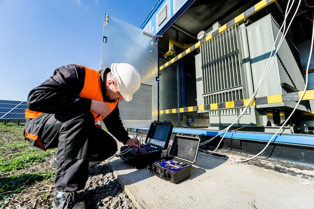 Foto esecuzione di lavori di misura elettrica sul trasformatore di potenza