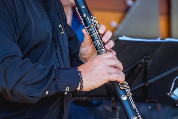 Esecuzione di melodia un flauto. concerto di musica classica_