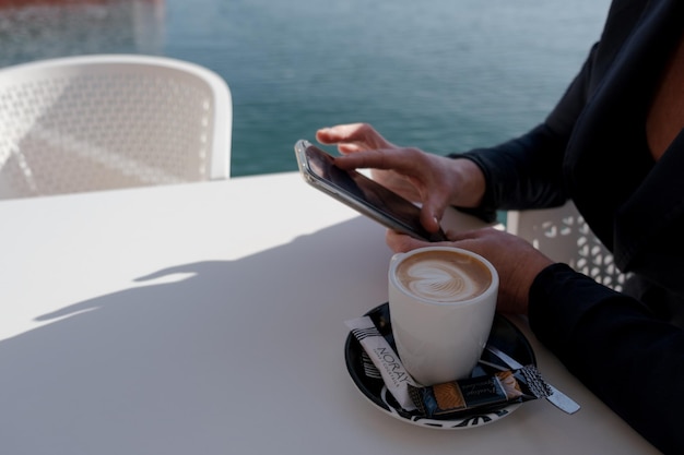 Photo executive business woman drinks coffee outdoors