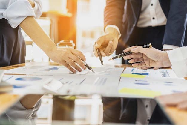 Dirigenti e dirigenti si incontrano in una sala conferenze, sul tavolo ci sono alcuni documenti sulle finanze dell'azienda, i dirigenti discutono di informazioni finanziarie con il management.