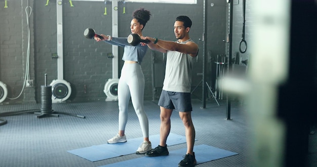 写真 ケトルベル (kettlebell) を使って体操をし体操をして体操をします 体操をしながら体操をしていて体操をしています 体操は体操をすることで体操をすることができます