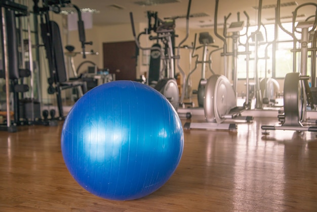 フィットネス、ジム設備、スポーツクラブのフィットネスボールで青い色のボールを運動します。