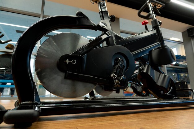 Esercizio ruota cardio palestra bici fitness allenamento sano atleta perdita concetto peso attrezzature da attività da competizione ciclismo equitazione giro tempo libero