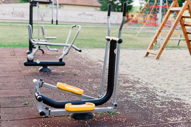 Strumenti di esercizio nel parco pubblico. famiglia e tempo di relax sul concetto di vacanza.