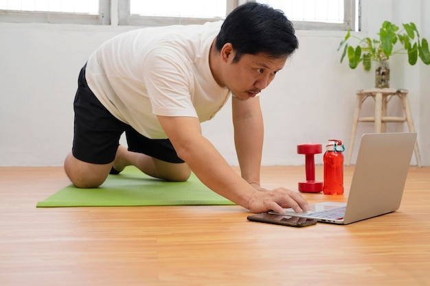 집 파노라마 여유 공간에서 온라인 자습서로 운동