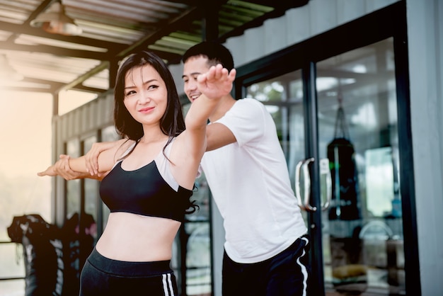 Fitness, fit and firm에서 트레이너와 함께 운동