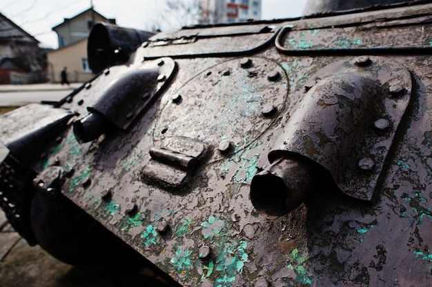 오래 된 빈티지 군사 탱크의 배기.